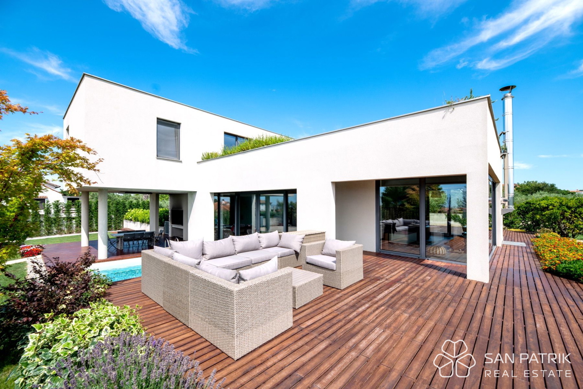 Villa mediterranea con piscina e vista mare a Umag