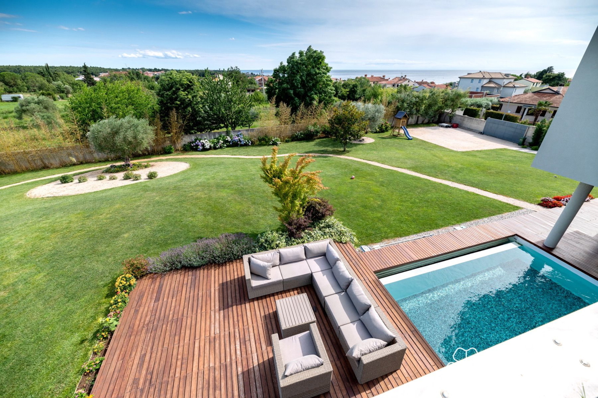Villa mediterranea con piscina e vista mare a Umag