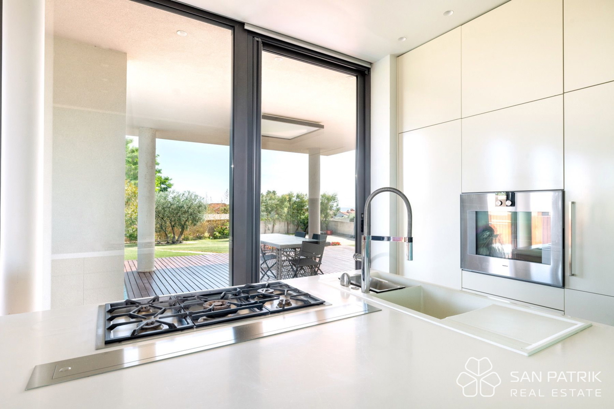 Villa mediterranea con piscina e vista mare a Umag