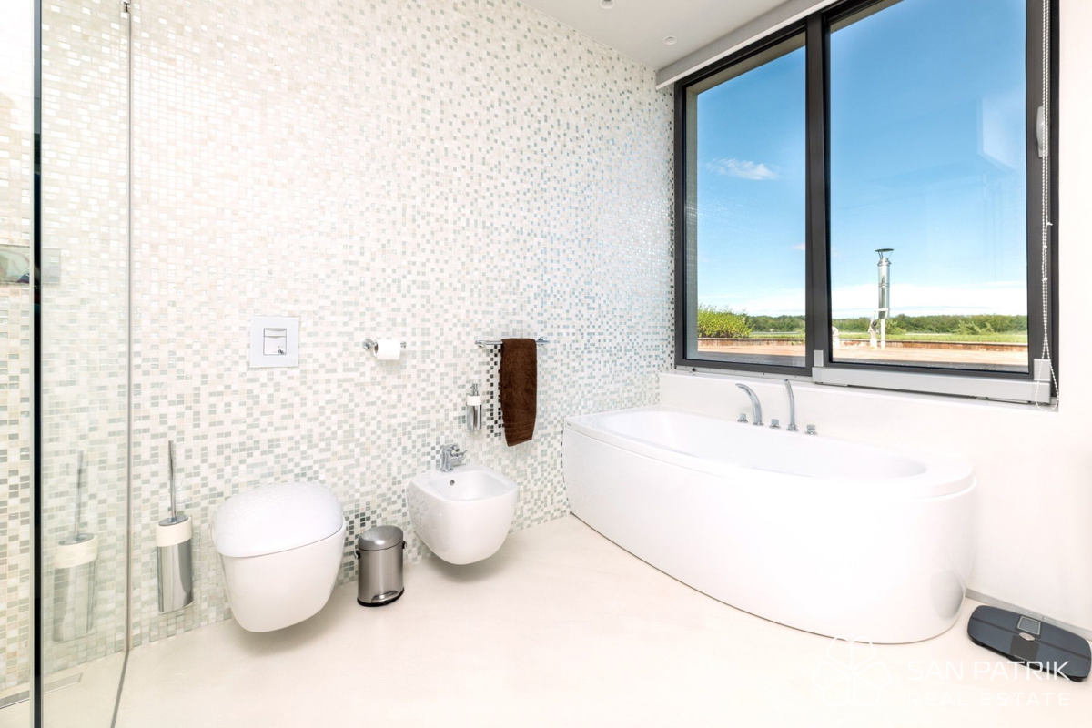 Villa mediterranea con piscina e vista mare a Umag