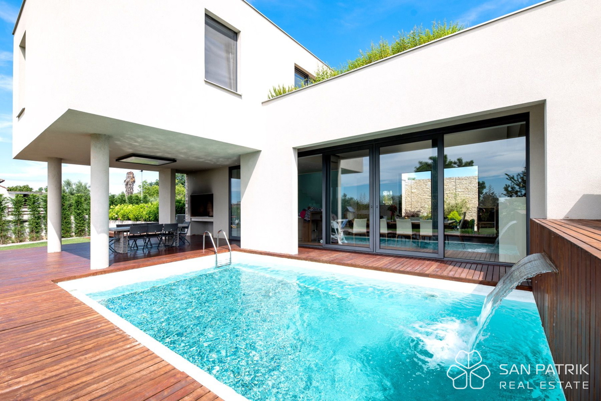 Villa mediterranea con piscina e vista mare a Umag