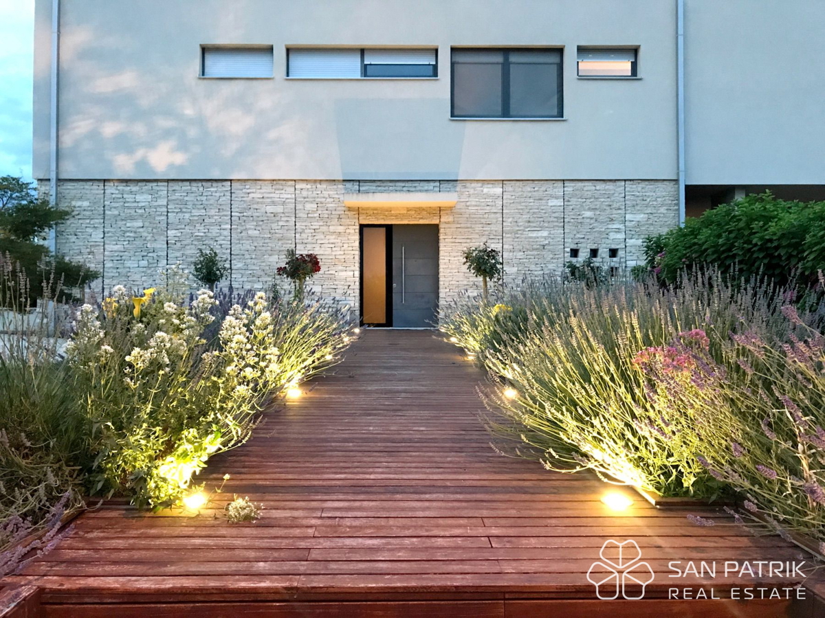 Villa mediterranea con piscina e vista mare a Umag