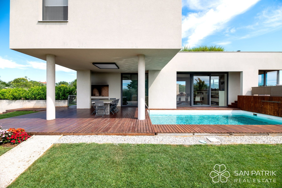 Villa mediterranea con piscina e vista mare a Umag