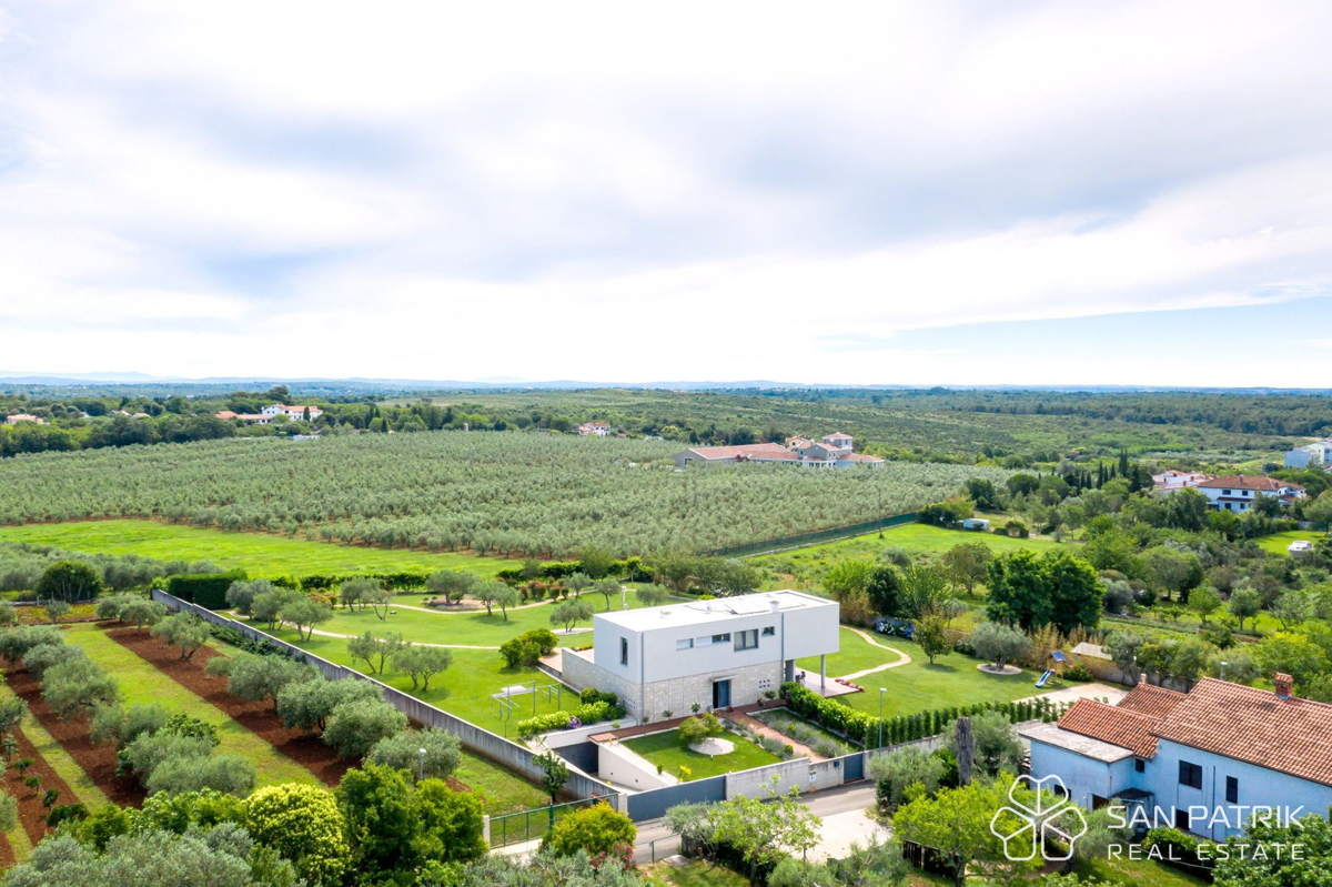 Villa mediterranea con piscina e vista mare a Umag
