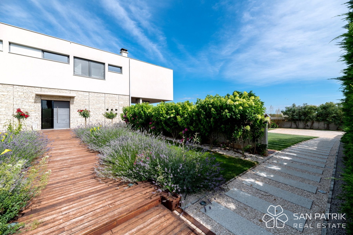 Villa mediterranea con piscina e vista mare a Umag