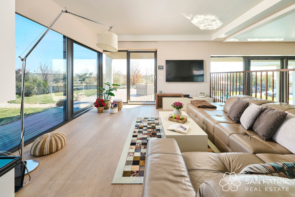 Villa mediterranea con piscina e vista mare a Umag