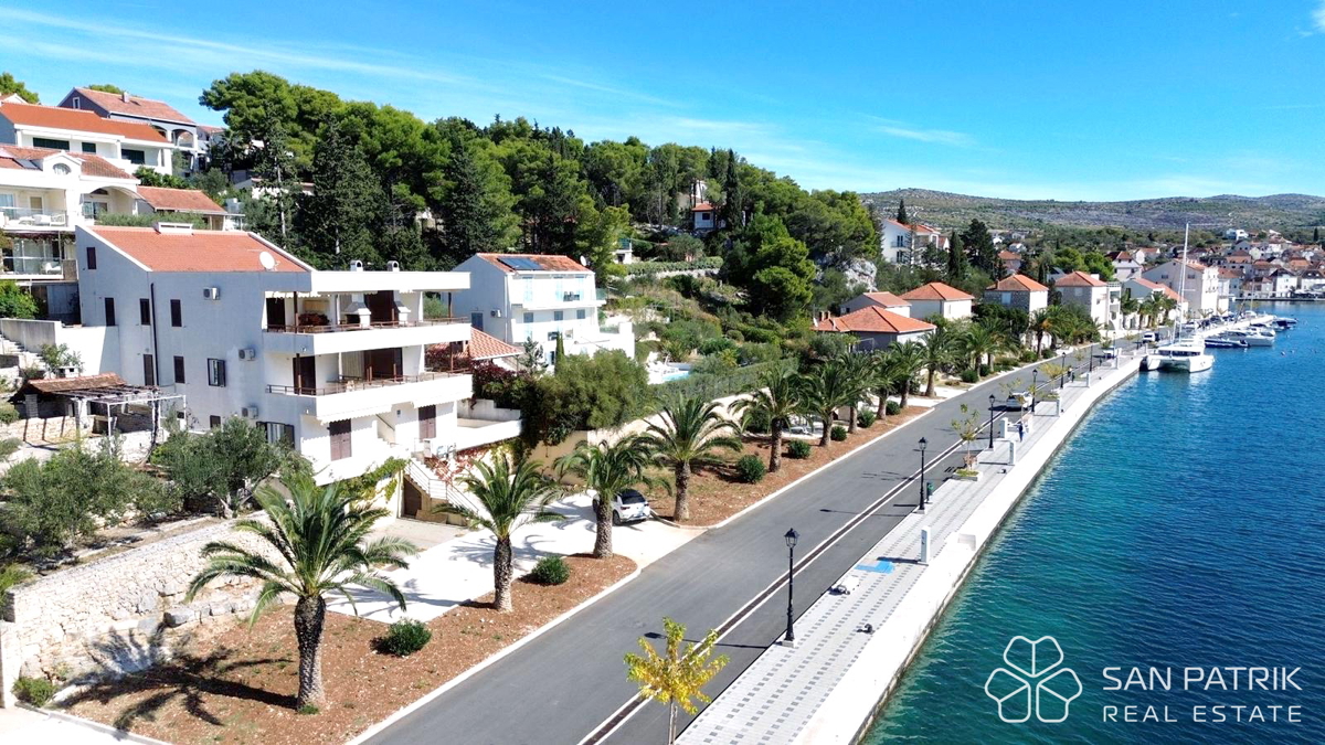 Edificio con 6 appartamenti in prima fila sul mare, Milna, isola di Brač