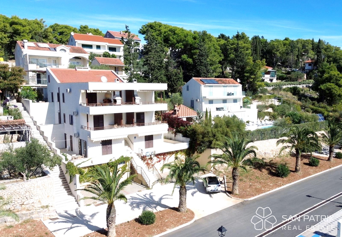 Edificio con 6 appartamenti in prima fila sul mare, Milna, isola di Brač