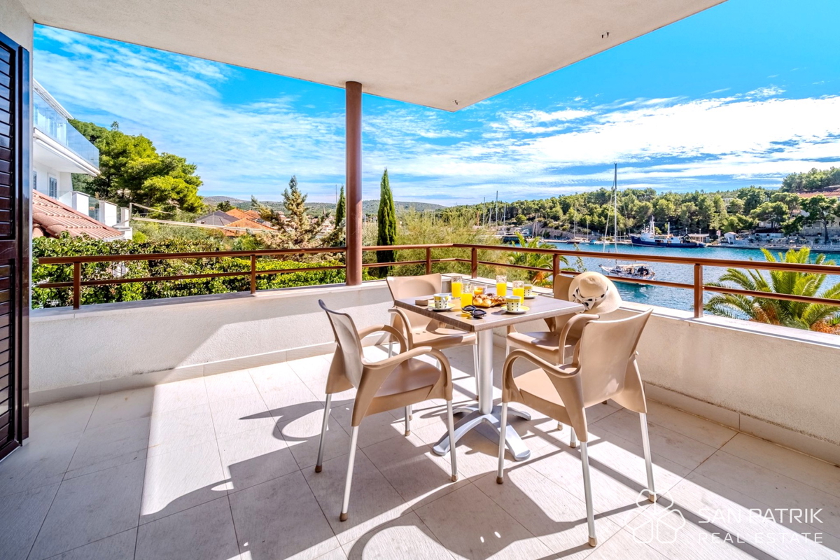 Edificio con 6 appartamenti in prima fila sul mare, Milna, isola di Brač