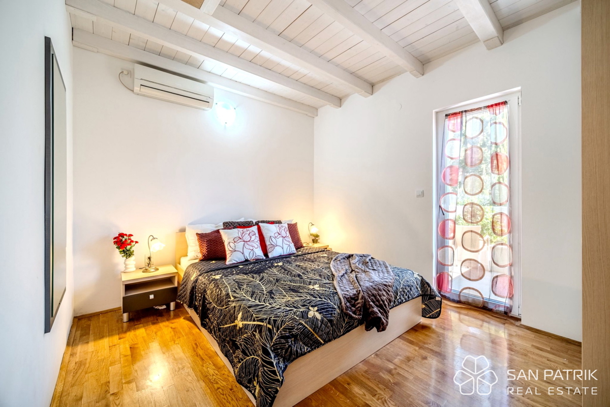 Edificio con 6 appartamenti in prima fila sul mare, Milna, isola di Brač