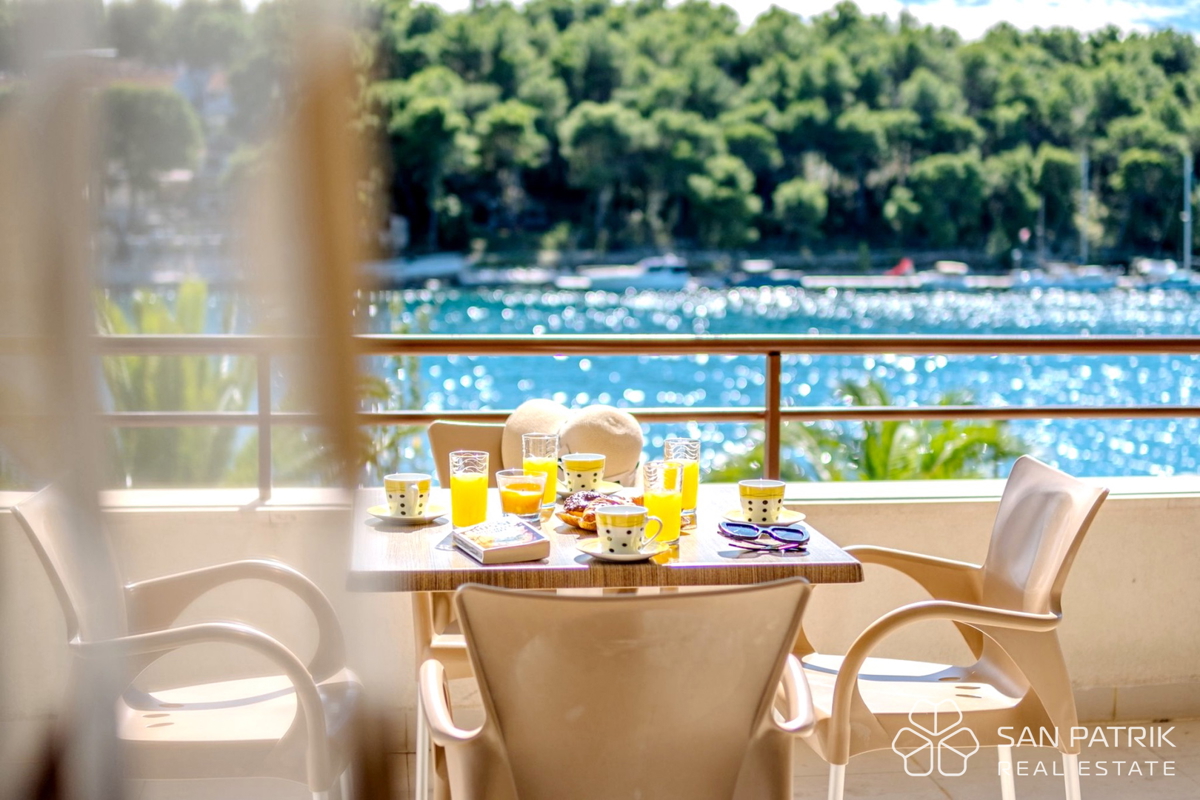 Edificio con 6 appartamenti in prima fila sul mare, Milna, isola di Brač