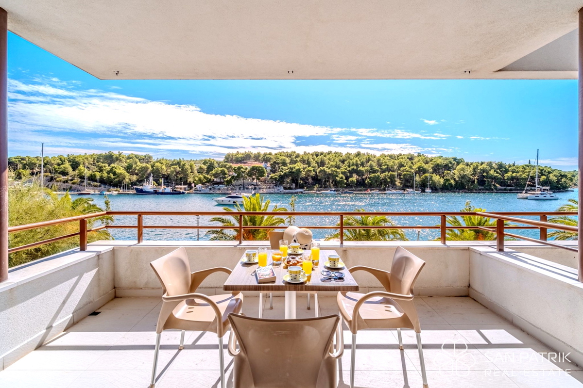 Edificio con 6 appartamenti in prima fila sul mare, Milna, isola di Brač
