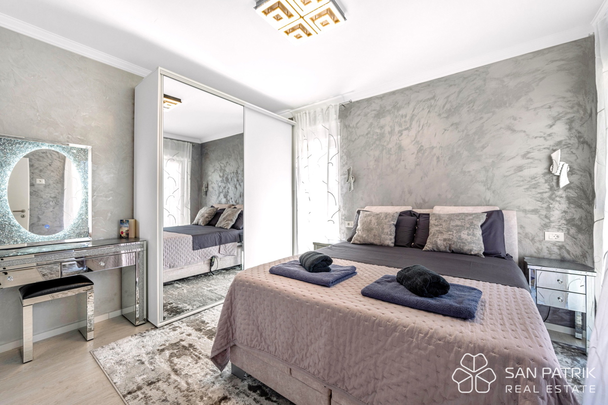 Moderna casa a piano terra (142 m2) con ampio cortile, a 5 minuti da Šibenik