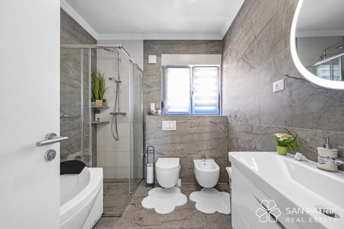 Moderna casa a piano terra (142 m2) con ampio cortile, a 5 minuti da Šibenik