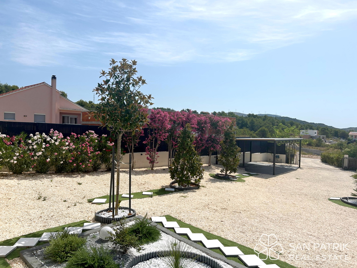 Moderna casa a piano terra (142 m2) con ampio cortile, a 5 minuti da Šibenik