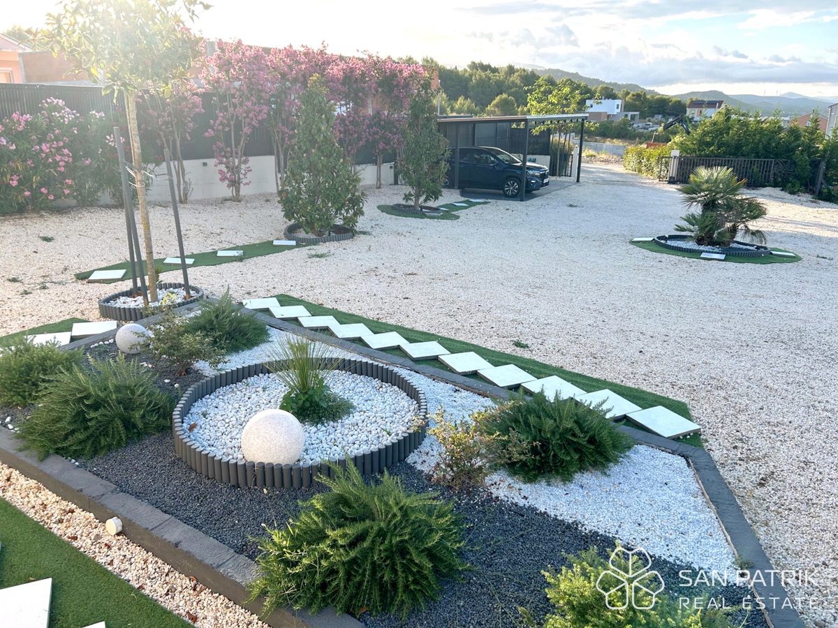 Moderna casa a piano terra (142 m2) con ampio cortile, a 5 minuti da Šibenik