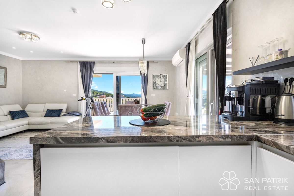 Moderna casa a piano terra (142 m2) con ampio cortile, a 5 minuti da Šibenik