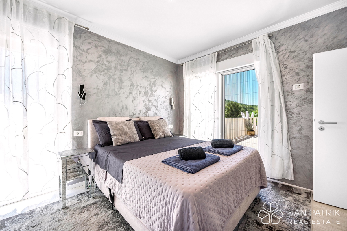 Moderna casa a piano terra (142 m2) con ampio cortile, a 5 minuti da Šibenik