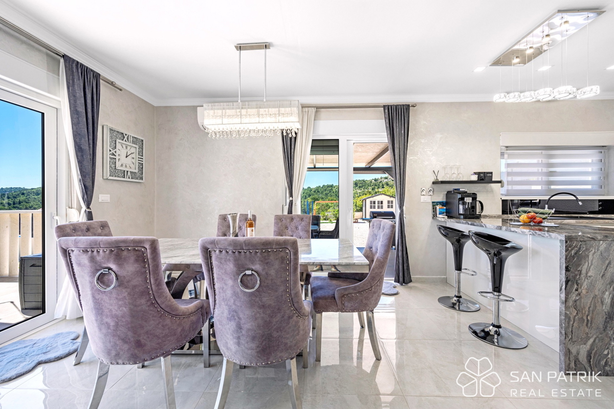 Moderna casa a piano terra (142 m2) con ampio cortile, a 5 minuti da Šibenik