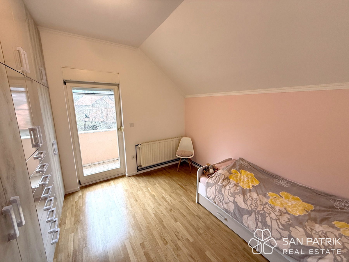 Attico moderno a Mlinovi – stile Art Deco e vista sulla natura