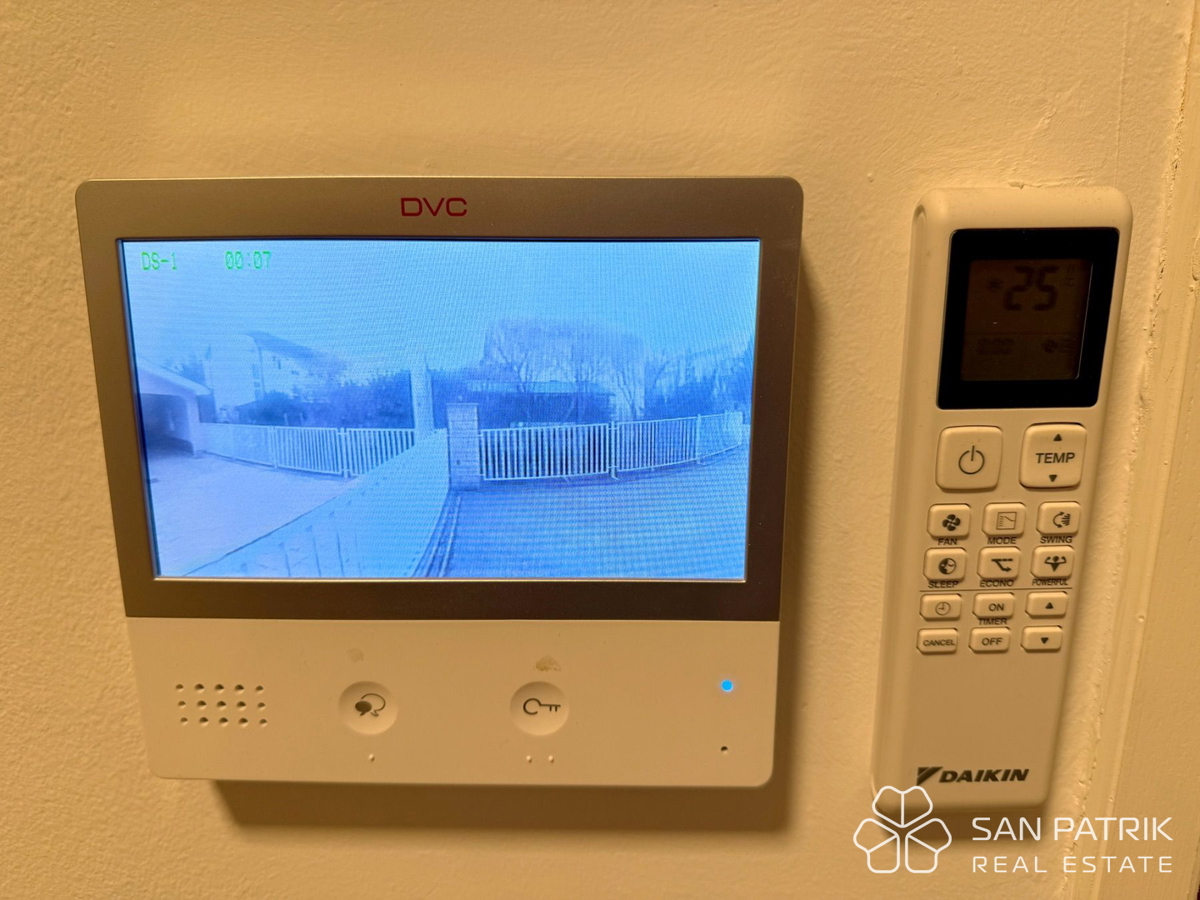 Attico moderno a Mlinovi – stile Art Deco e vista sulla natura