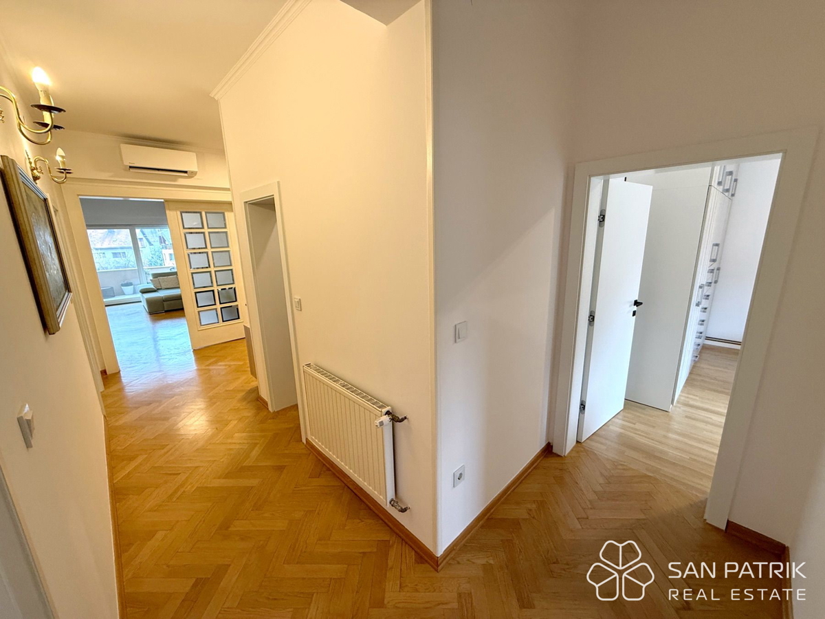 Attico moderno a Mlinovi – stile Art Deco e vista sulla natura