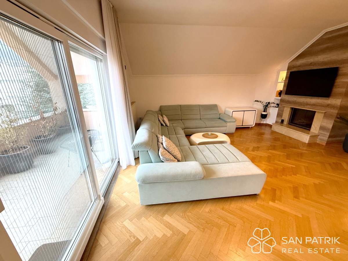 Attico moderno a Mlinovi – stile Art Deco e vista sulla natura