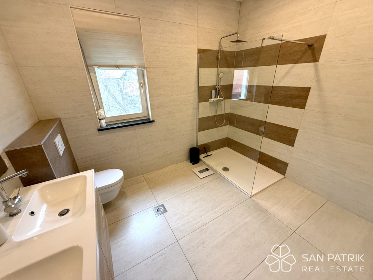 Attico moderno a Mlinovi – stile Art Deco e vista sulla natura