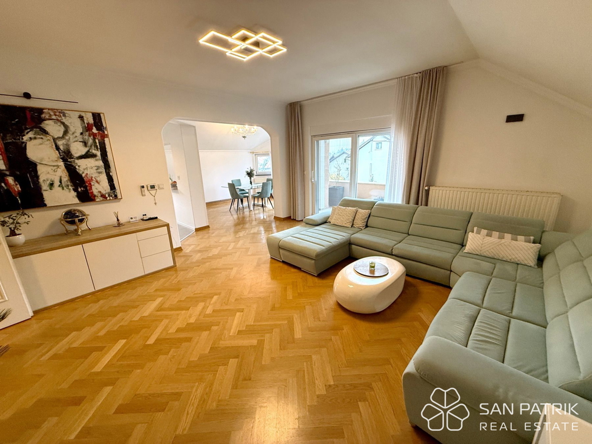 Attico moderno a Mlinovi – stile Art Deco e vista sulla natura