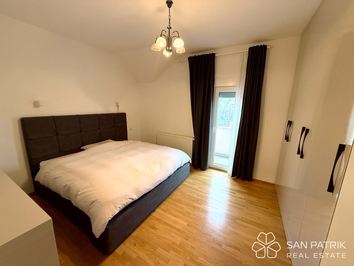 Attico moderno a Mlinovi – stile Art Deco e vista sulla natura