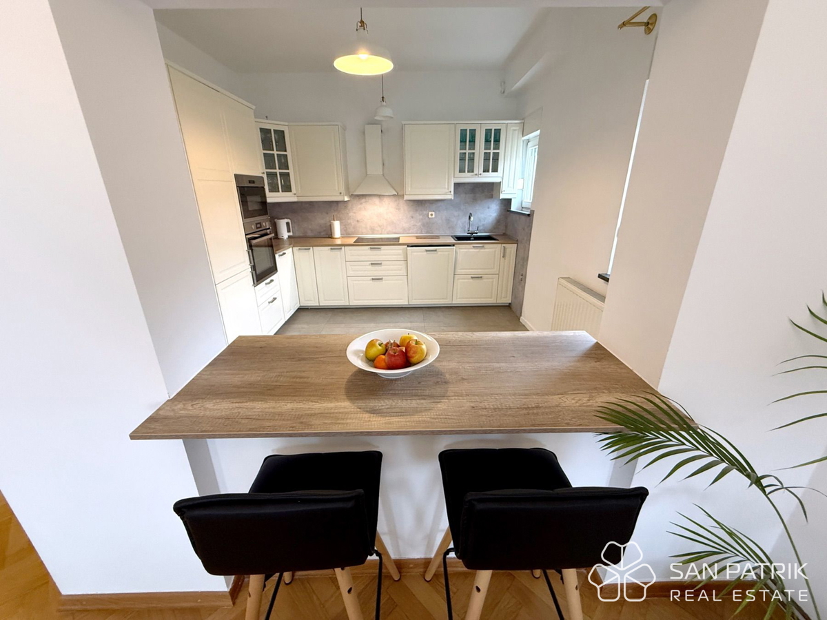 Attico moderno a Mlinovi – stile Art Deco e vista sulla natura