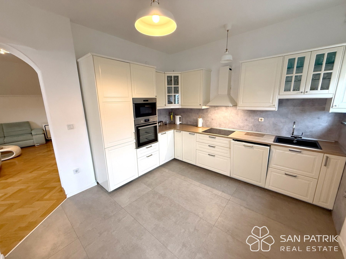 Attico moderno a Mlinovi – stile Art Deco e vista sulla natura