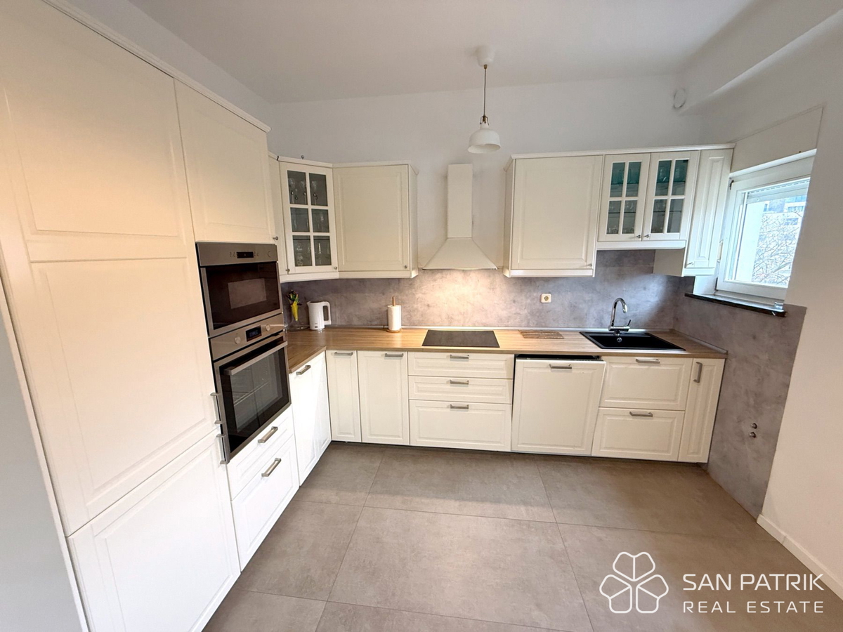 Attico moderno a Mlinovi – stile Art Deco e vista sulla natura