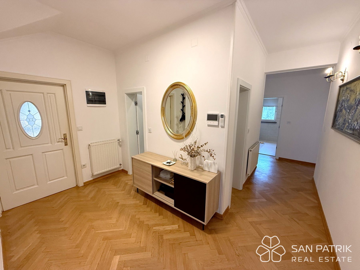 Attico moderno a Mlinovi – stile Art Deco e vista sulla natura