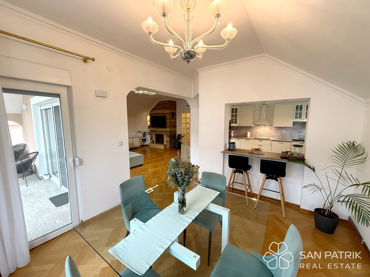 Attico moderno a Mlinovi – stile Art Deco e vista sulla natura