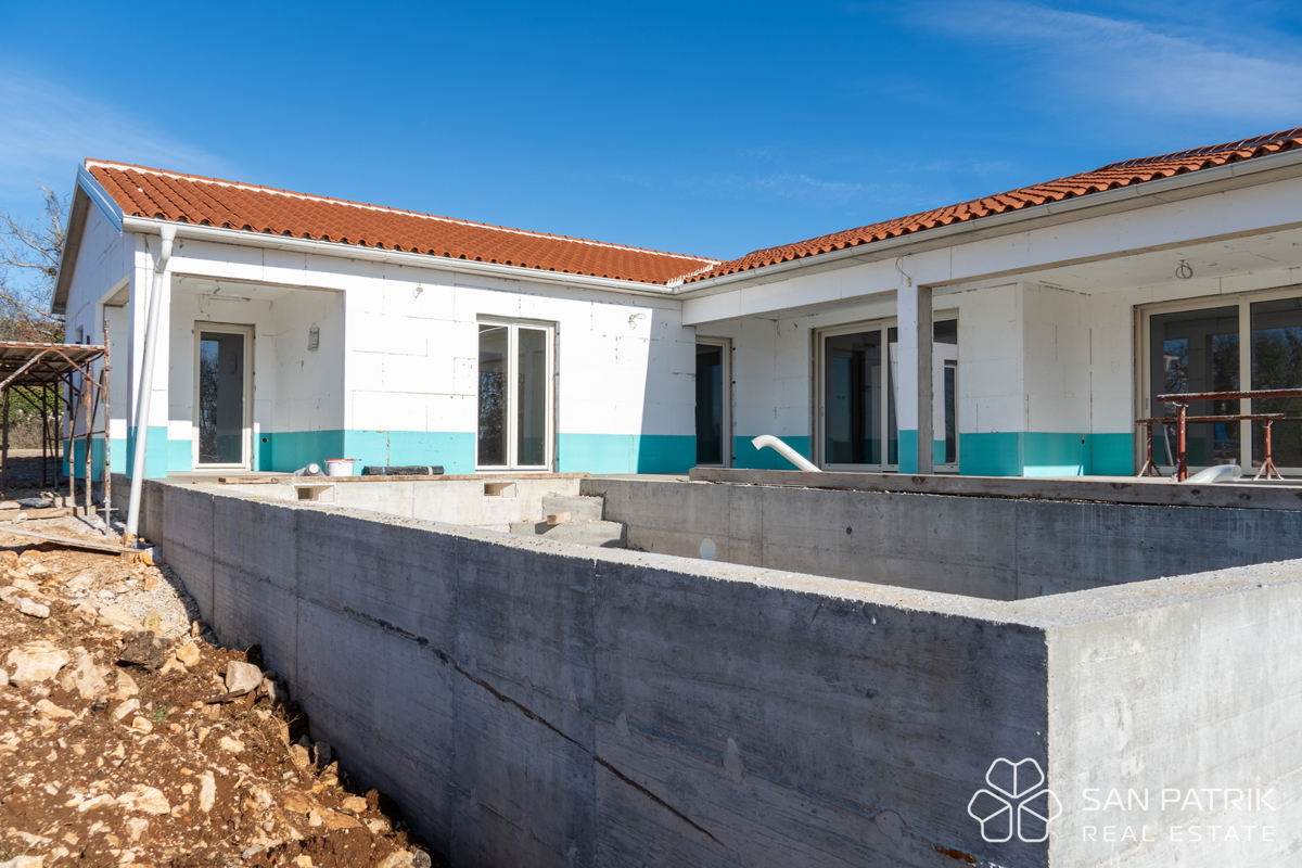 Moderna casa a piano terra (130 m2) in una posizione tranquilla vicino a Labin