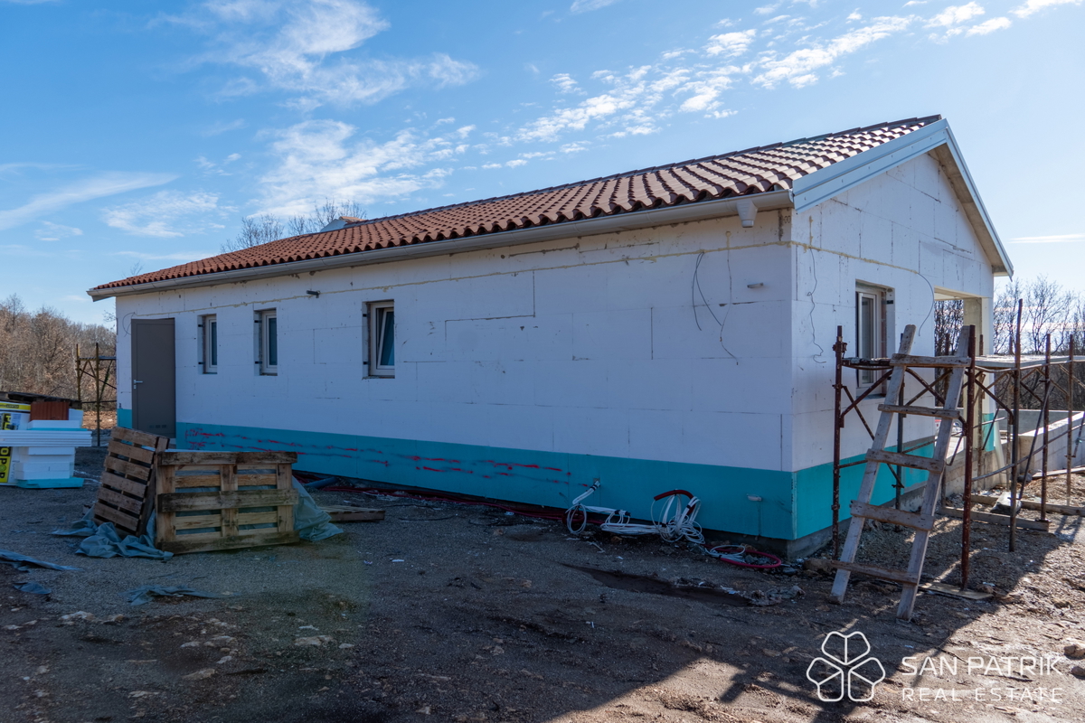 Moderna casa a piano terra (130 m2) in una posizione tranquilla vicino a Labin