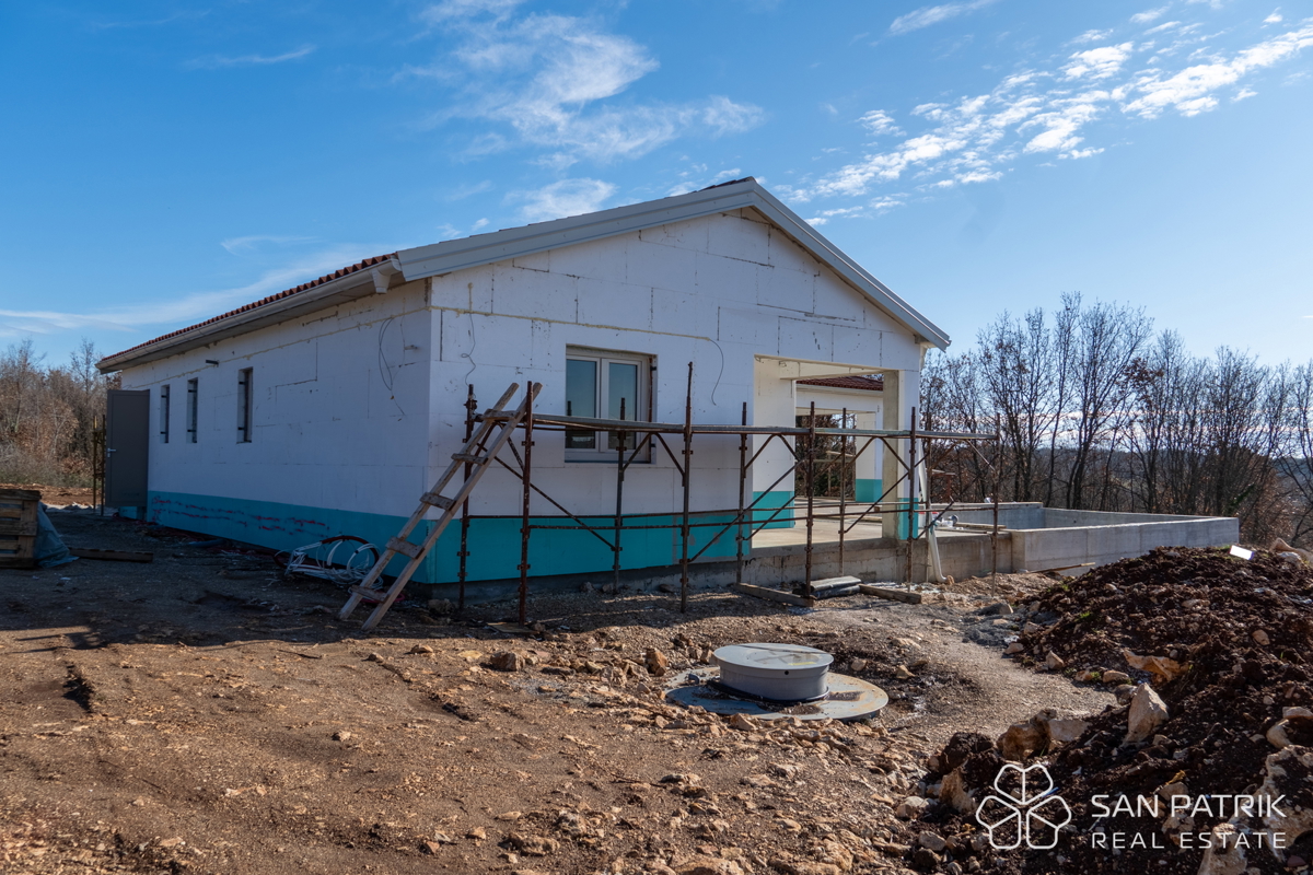 Moderna casa a piano terra (130 m2) in una posizione tranquilla vicino a Labin