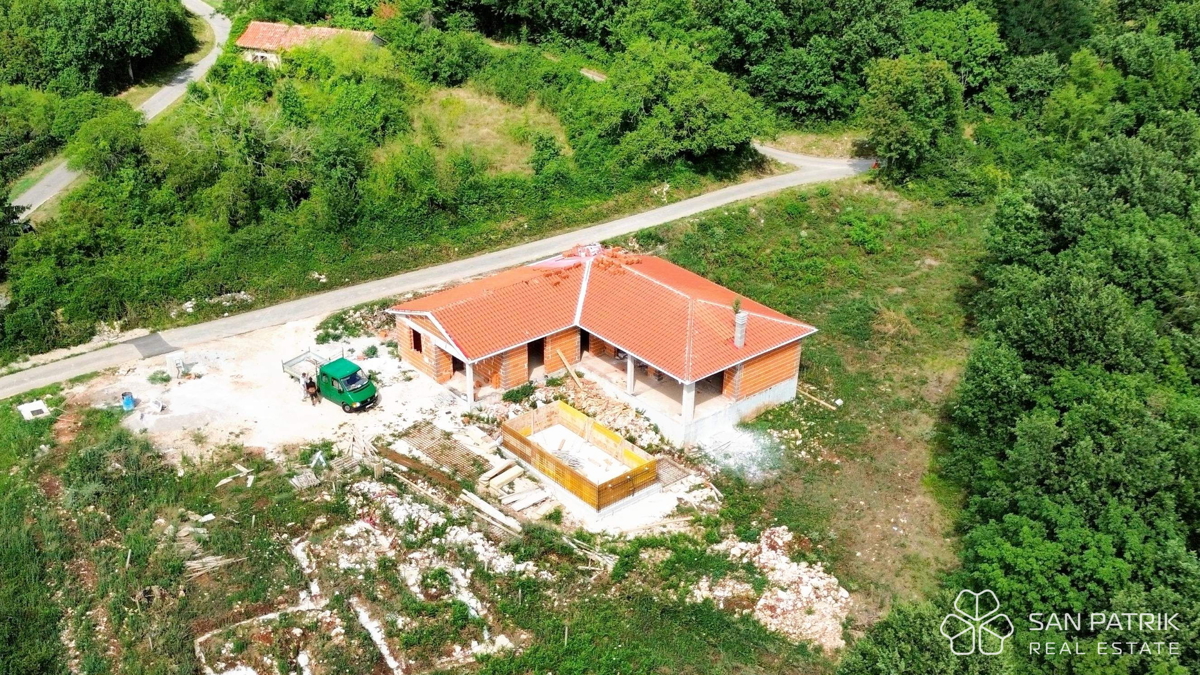 Moderna casa a piano terra (130 m2) in una posizione tranquilla vicino a Labin