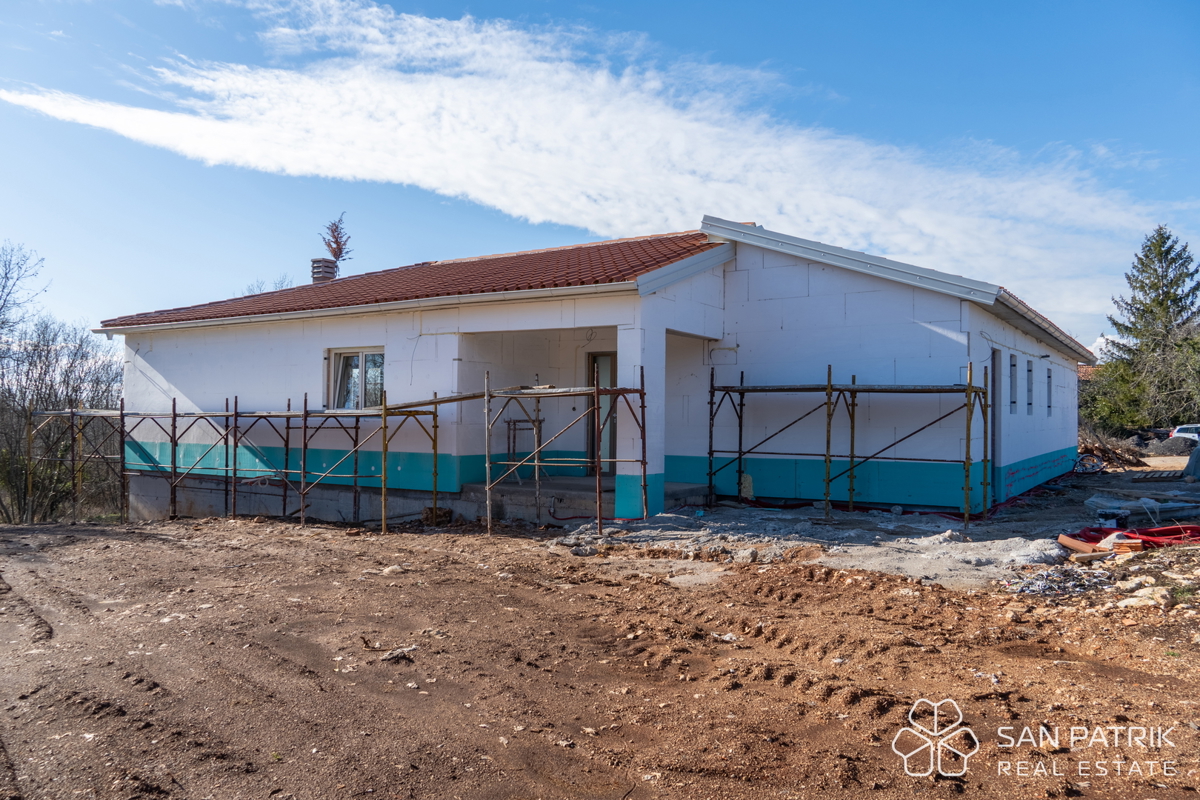 Moderna casa a piano terra (130 m2) in una posizione tranquilla vicino a Labin