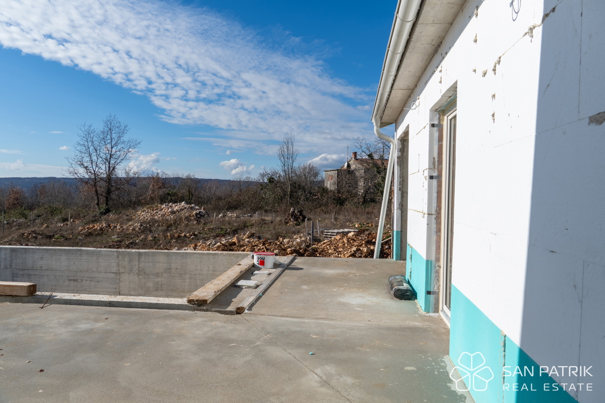 Moderna casa a piano terra (130 m2) in una posizione tranquilla vicino a Labin