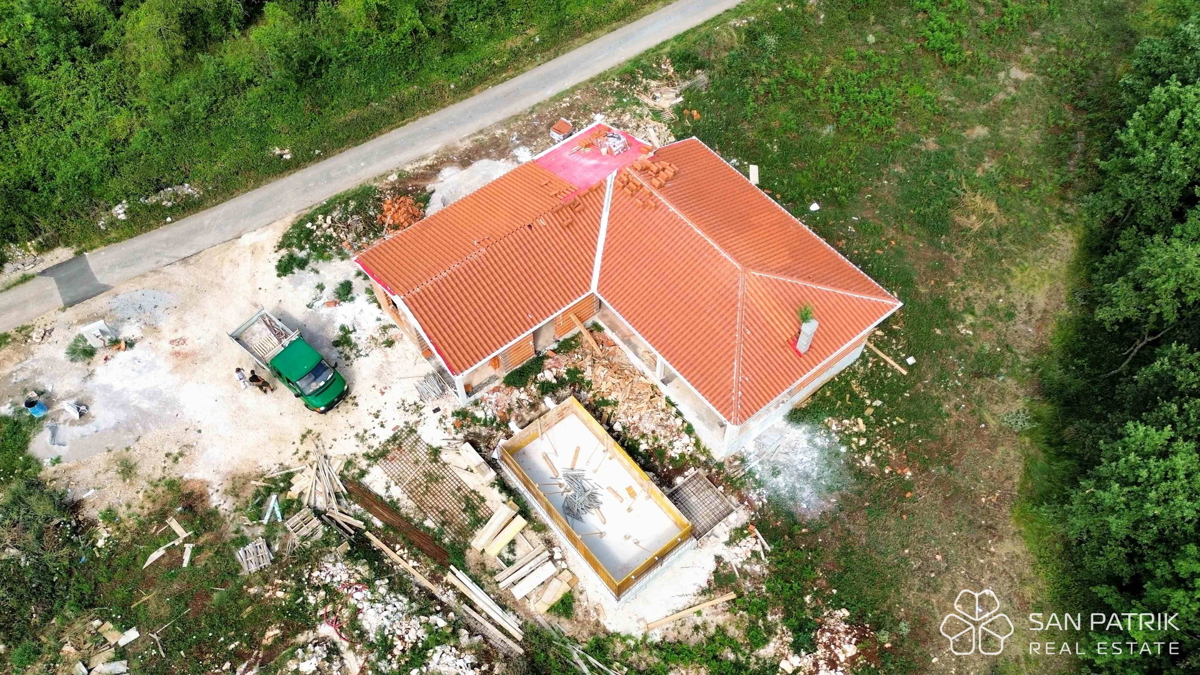 Moderna casa a piano terra (130 m2) in una posizione tranquilla vicino a Labin