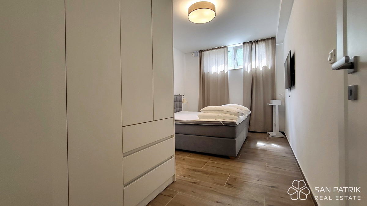 Appartamento moderno su due livelli con ampio giardino e piscina a Njivice