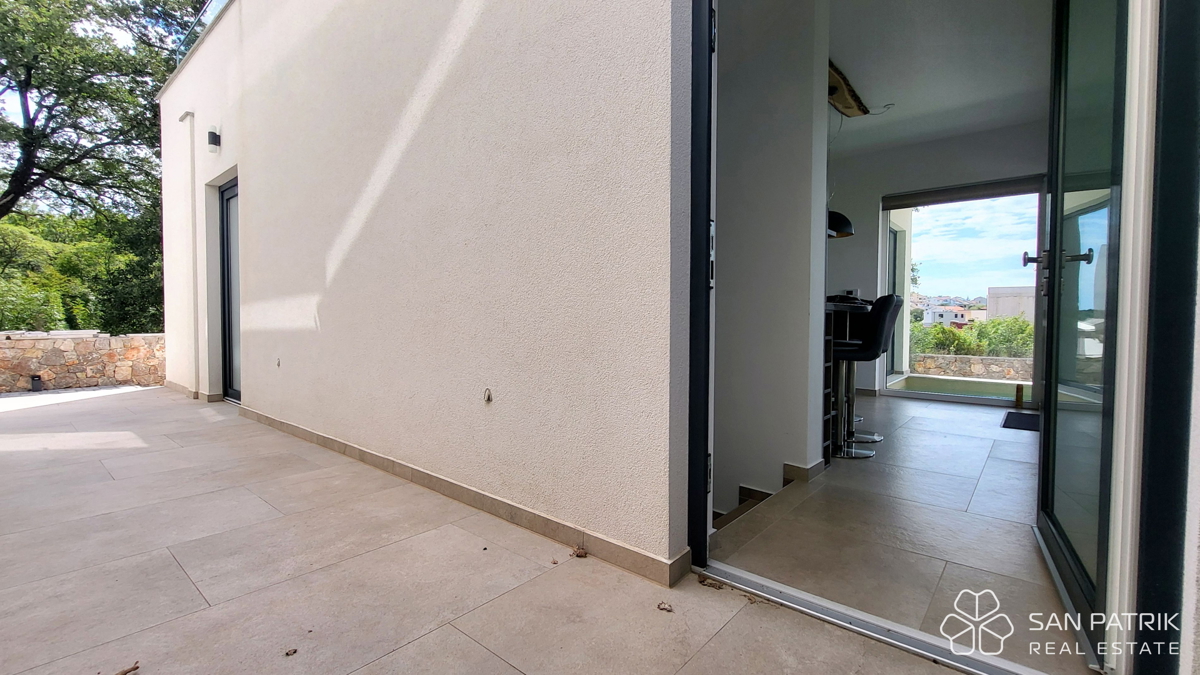 Appartamento moderno su due livelli con ampio giardino e piscina a Njivice