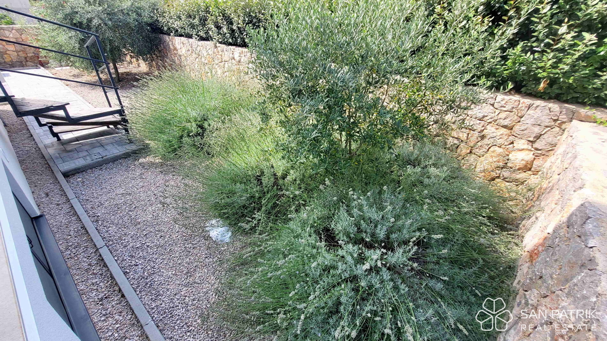 Appartamento moderno su due livelli con ampio giardino e piscina a Njivice