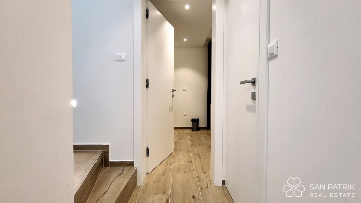 Appartamento moderno su due livelli con ampio giardino e piscina a Njivice