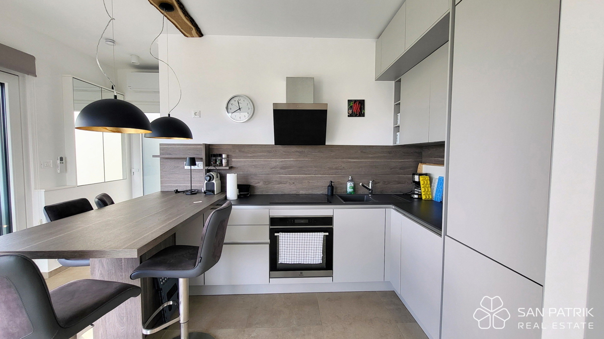 Appartamento moderno su due livelli con ampio giardino e piscina a Njivice