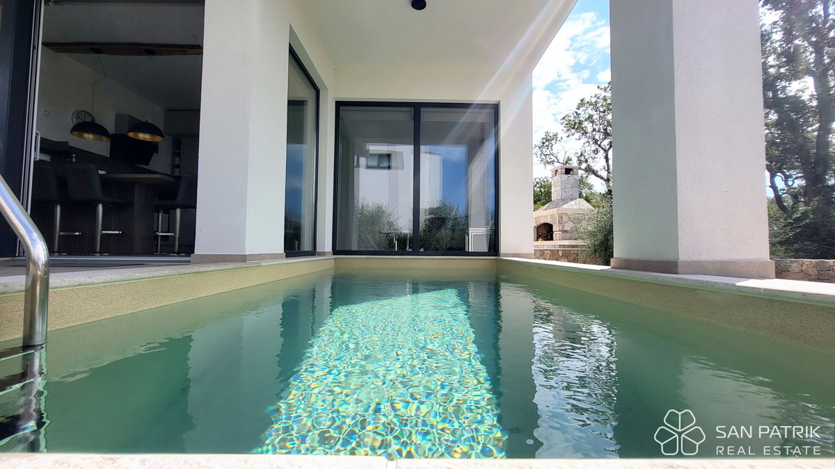 Appartamento moderno su due livelli con ampio giardino e piscina a Njivice