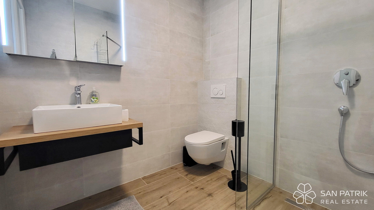 Appartamento moderno su due livelli con ampio giardino e piscina a Njivice