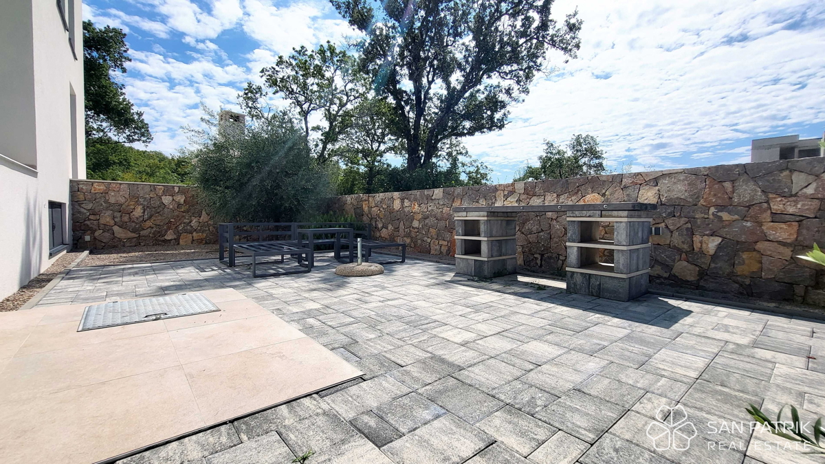 Appartamento moderno su due livelli con ampio giardino e piscina a Njivice